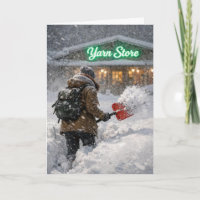 Fille d'anniversaire déblayant la neige jusqu'à un