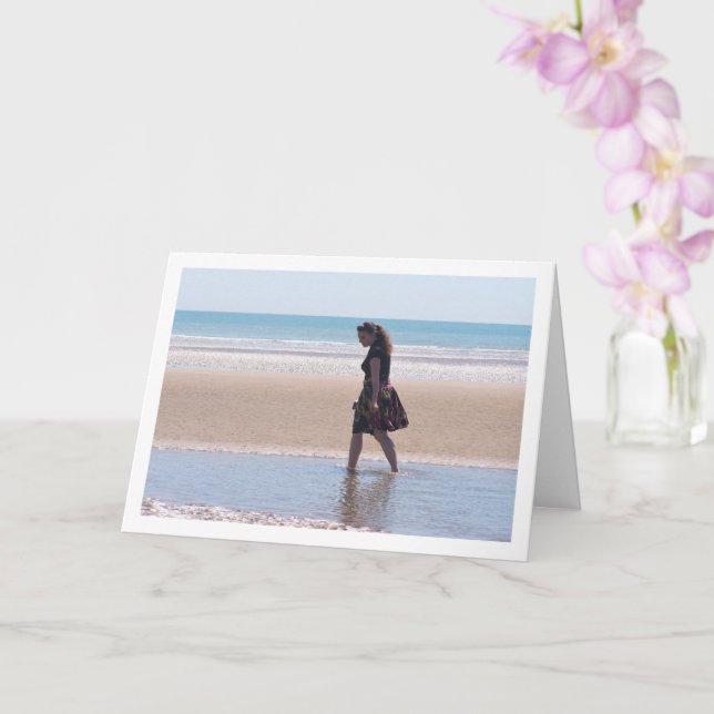 Carte Fille en jupe marcher sur la plage (Orchidée)