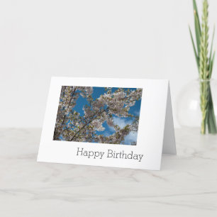 Carte fleurs de cerisier dans le ciel bleu. joyeux anniv