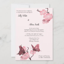 Fleurs de printemps roses avec papillons