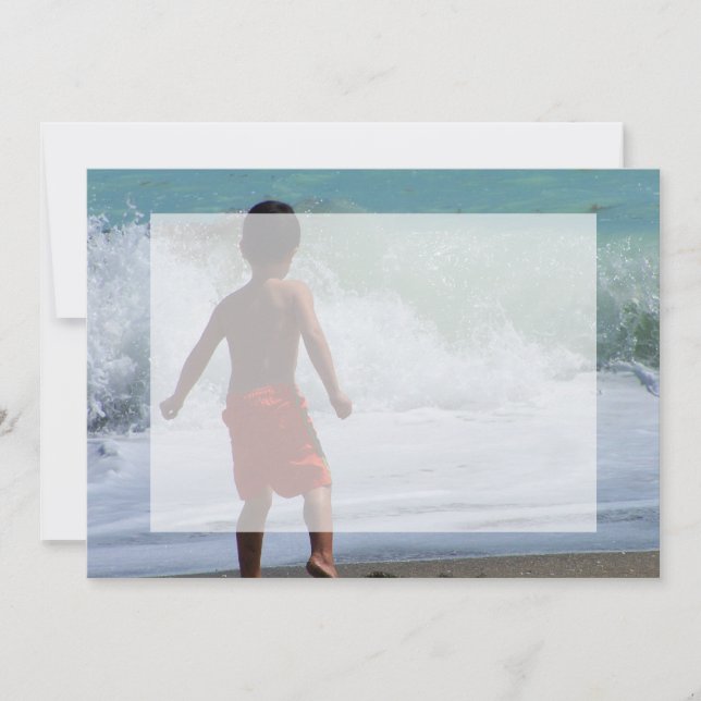 Carte garçon sur la plage jouant dans l'eau (Devant)