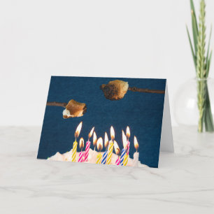 Carte gâteau d'anniversaire avec rôti de marshmallow