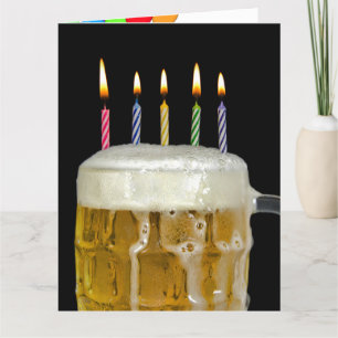 Carte grande tasse de bière avec bougies d'anniversaire