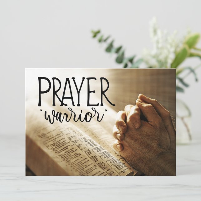 Carte GUERRIER DE PRIÈRE Mains en prière sur la Bible Ca (Debout devant)