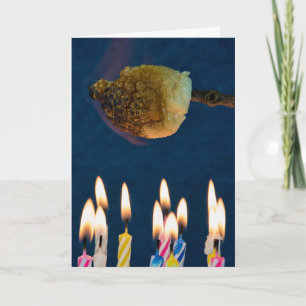 Carte guimauve de torréfaction au-dessus des bougies