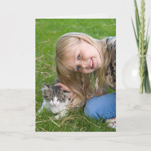Carte jeune fille souriante à l'anniversaire du chaton