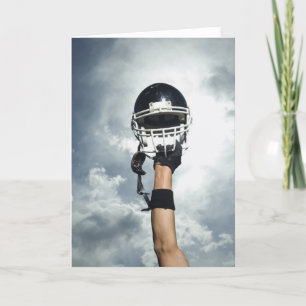 Carte Joueur de football tenant le casque en air
