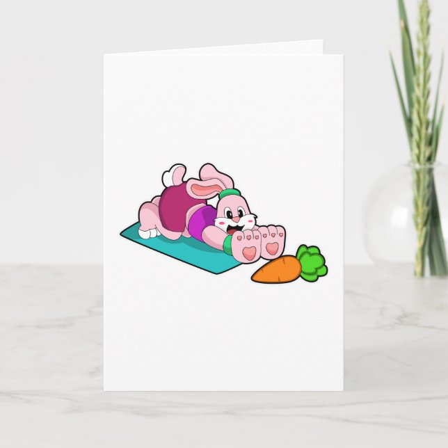Carte Lapin avec carotte au yoga sur tapis de yoga (Devant)