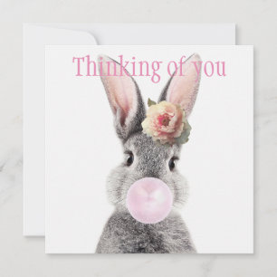 Carte Lapin gris soufflant du bubble gum avec une fleur