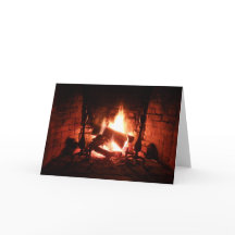 Le feu dans la cheminée brûle à vive allure