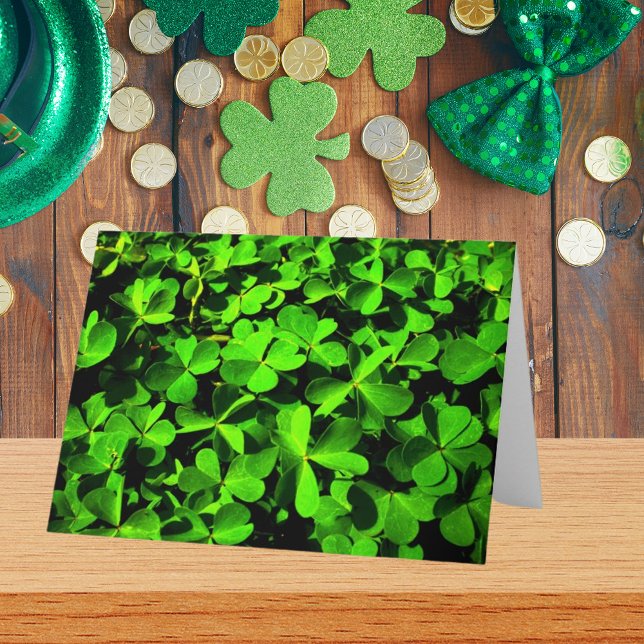 Carte Les amours de la chance à la Saint Patrick (Clovers of Luck on St. Patrick's Day Card)