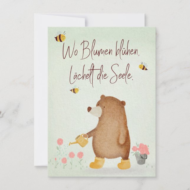 Carte L'ours arrose des fleurs dans le jardin en bottes  (Devant)