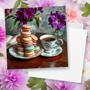 Carte Macaron, café et vase de fleurs violettes