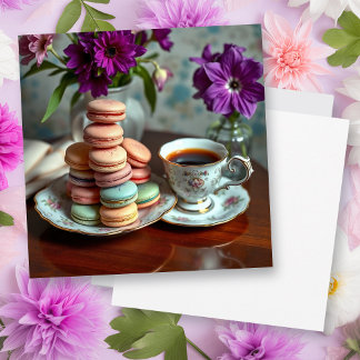Carte Macaron, café et vase de fleurs violettes