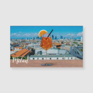 Carte Magnétique Cocktail Spritz sur une table avec vue sur Milan
