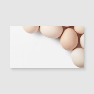 Carte Magnétique Oeufs De Poulet Sur Arrière - plan Blanc