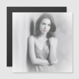 Carte Magnétique Portrait noir et blanc d'une femme brune.
