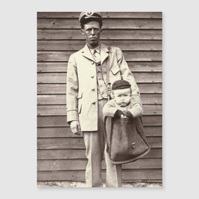Carte Magnétique Poste en uniforme avec bébé dans Mailbag (Devant)