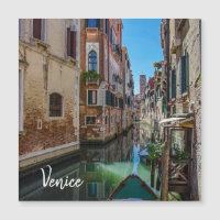Rue étroite avec canal à Venise