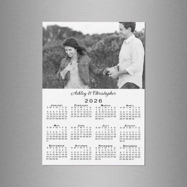 Carte Magnétique Vos noms de photo Personnalisé 2026 Calendrier Mag (Your Photo Names Personalized 2026 Calendar Magnet in situ)