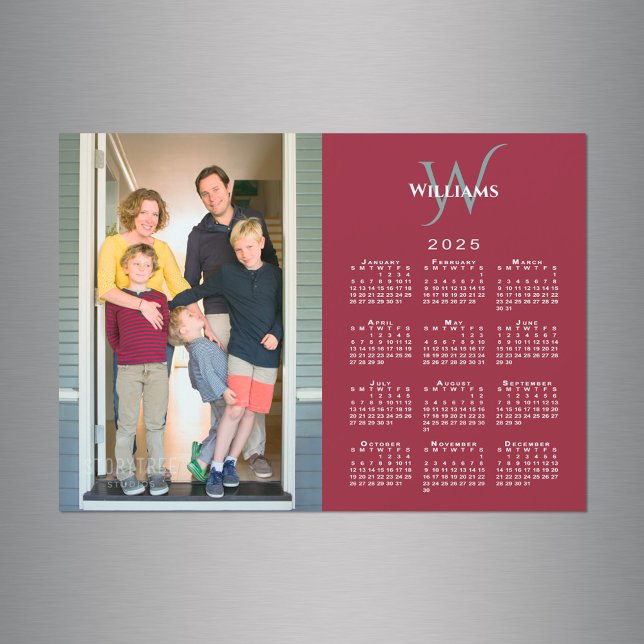 Carte Magnétique Votre Photo 2025 Calendrier Nom Monogramme Red Mag (Your Photo 2025 Calendar Monogram Name Red Magnet in situ)