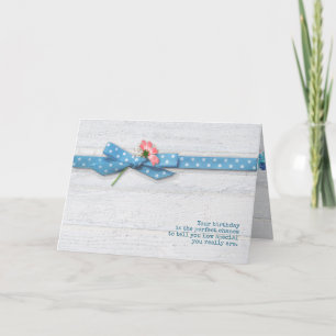 Carte marguerite dans le ruban de point de polka pour la