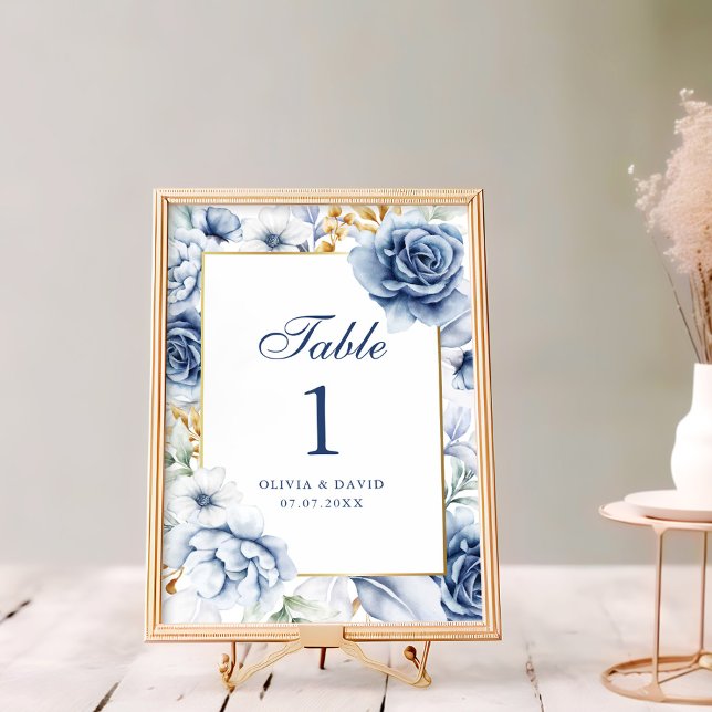 Carte Mariage floral bleu et or moderne Numéro de tablea (Modern Blue and Gold Floral Wedding Table Number on a rustic white wooden table next to flowers)