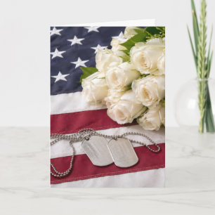 Carte Médailles de chien militaires avec des roses blanc
