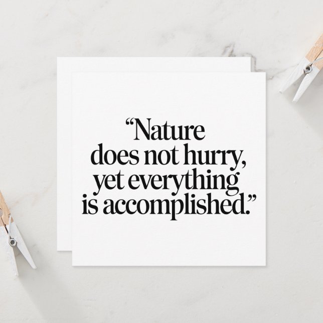 Carte "Nature Does Not Hurry" - Citation Zen Inspirante (Devant/Arrière en situation)