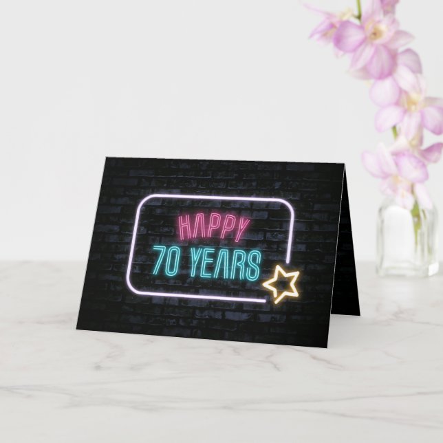 Carte Neon 70th Birthday Sign On Brick Card (Orchidée)