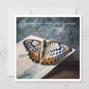 Carte Papillon assis sur un livre ouvert, personnalisabl