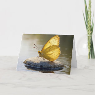 Carte Papillon doré d'anniversaire sur un rocher dans l'