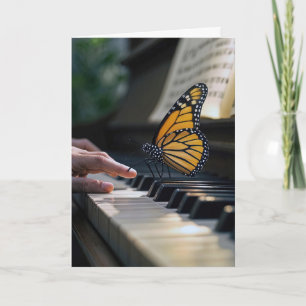 Carte Papillon Monarque sur un clavier de piano