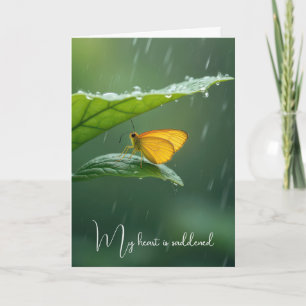 Carte Papillon sympa sur une feuille verte dans la pluie