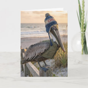 Carte Pélican d'anniversaire portant un chapeau d'hiver