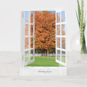 Carte penser à vous arbre d'automne dans la fenêtre
