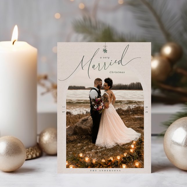 Carte photo de Noël très mariée (A Very Married Christmas photo Christmas card for newlyweds mockup shown with candles and ornaments )