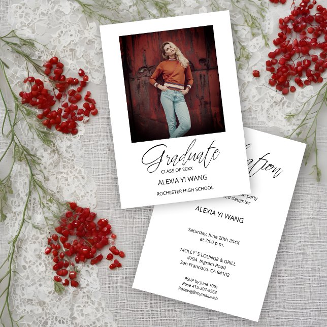 Carte Photo Grad Whimsical Moderne Calligraphie Graduati (Photo Graduate Whimsical Modern Calligraphy Graduate Invitation Card.)