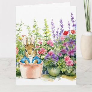 Carte Pierre le lapin en pot plante dans son jardin