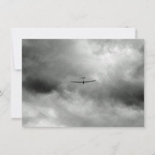 Carte Planeur volant dans le ciel gris