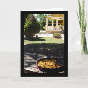 Carte Plat de paella au repos dans le jardin