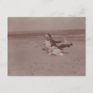 Carte Postale 2 personnes à la plage perdant des casquettes