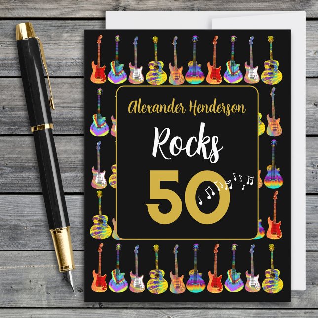 Carte Postale 50e anniversaire Guitar Rocks 50 Personnalisé (Rock and roll 50th birthday budget postcard greetings card funky guitar pattern black and gold)