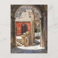 A travers une arcade à Narni, Ombrie, Italie