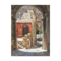 A travers une arcade à Narni, Ombrie, Italie