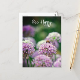 Carte Postale Abeille heureux avec la purple Allium Motivational
