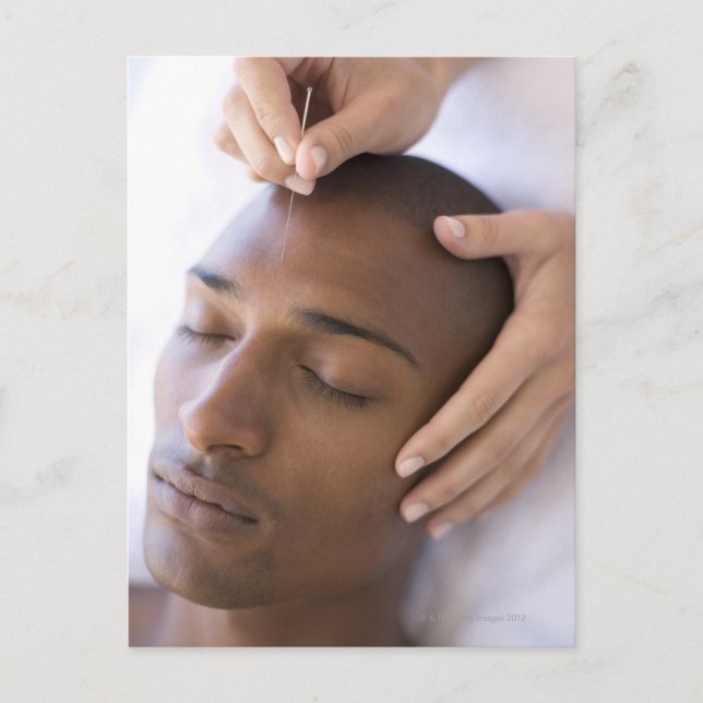 Carte Postale Acupuncture. Acupuncturiste insérant une aiguille (Devant)