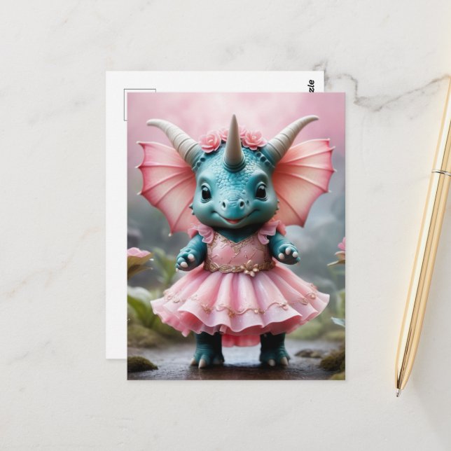 Carte Postale Adorable Baby Dino dans une robe rose (Devant/Arrière en situation)
