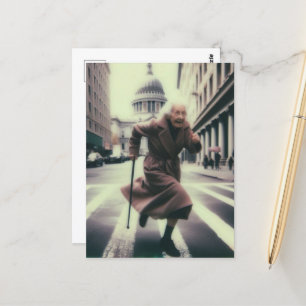 Carte Postale Adorable grand-mère sur la course dans la ville