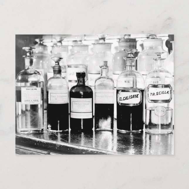 Carte Postale Affichage de bouteilles apothécaires contenant des (Devant)